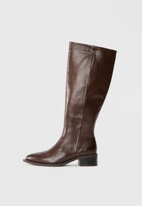 Botas de cuero marrón hasta la rodilla con un acabado suave, que presentan una punta redondeada y un tacón bajo y grueso. Diseño simple y elegante sin adornos.