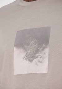 Armani Exchange Potiskana majica - driftwood