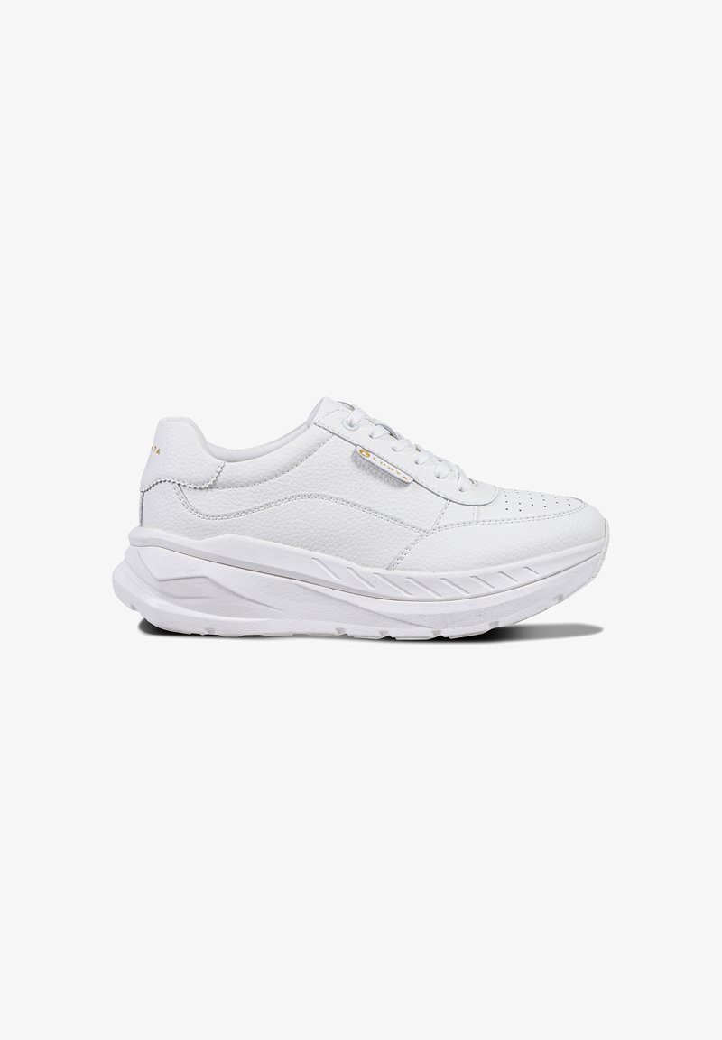 Hvid sneaker med overdel i struktureret læder, rund tå, snørelukning foran og en tyk, polstret sål med bølget design. Diskret brandingdetalje.