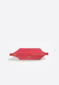 Bolsita roja de forma rectangular, textura suave, cierre dorado y etiqueta con logo. Cuenta con un cierre de cremallera y un asa plana.