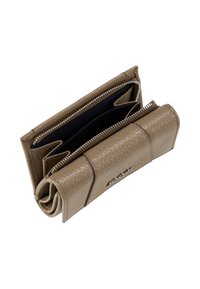 Portafoglio beige in pelle con texture, dotato di chiusura con zip, numerosi scomparti e interno liscio. Dettaglio di branding sottile.