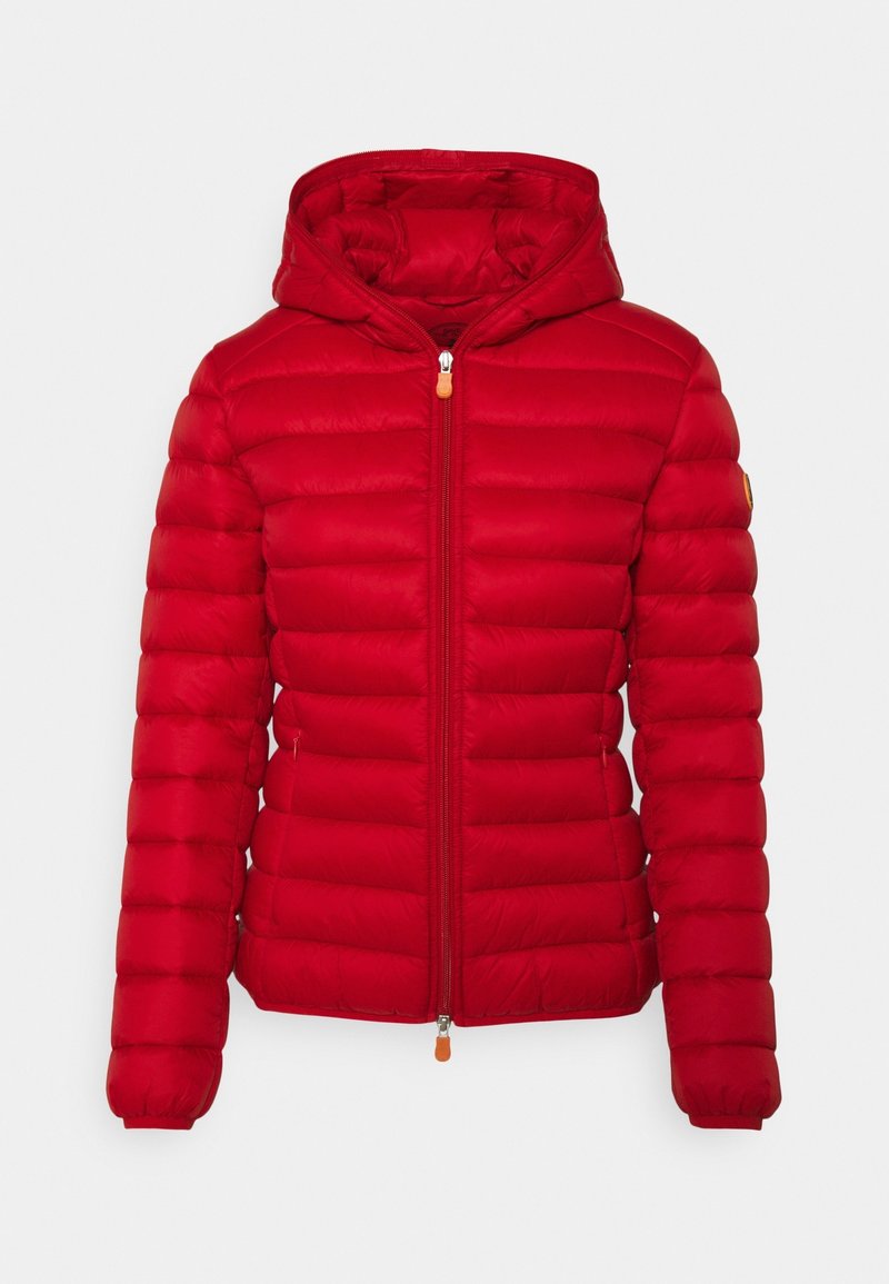 Veste matelassée rouge avec capuche, comportant des sections matelassées, une fermeture éclair frontale et des poignets élastiqués. Accentuée par une tirette de fermeture éclair orange.