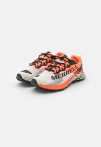 Des chaussures de trail running avec une tige en mesh blanche et noire, présentant des accents orange vif et une semelle grise texturée. La marque "MERRELL" est affichée de manière proéminente.