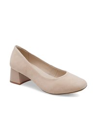 Zapato de mujer beige de tacón bajo con punta cerrada y tacón ancho, hecho de material suave similar a la gamuza.