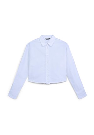 Camicia bianca con bottoni, a maniche lunghe, colletto classico e orlo dritto, adagiata su uno sfondo bianco.