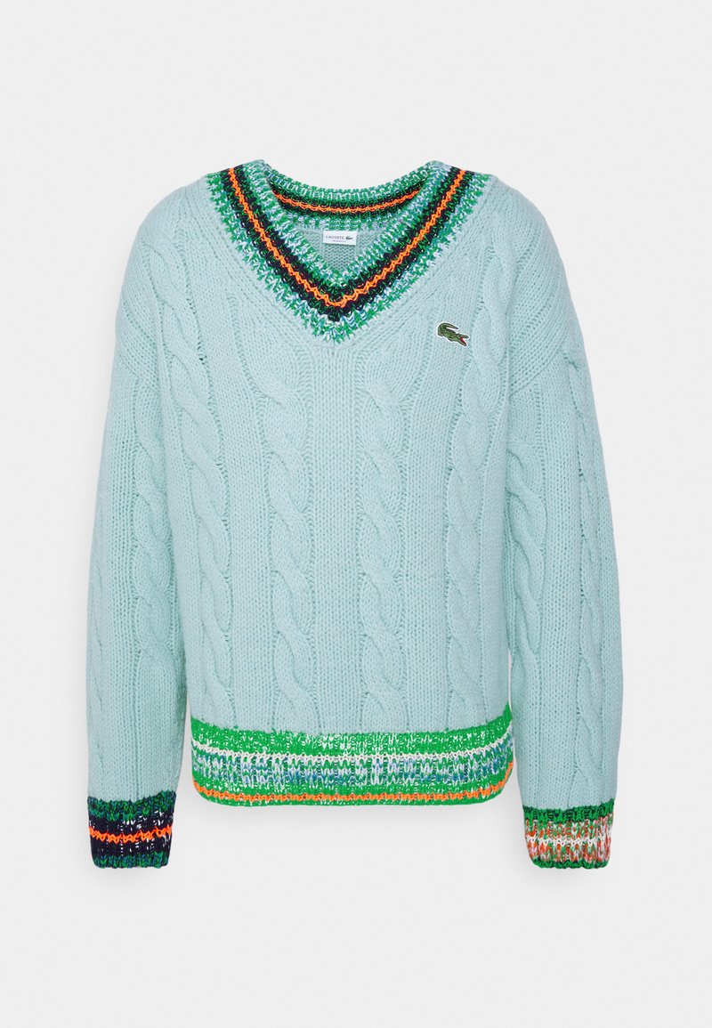 Hellblauer Pullover mit Kabelstrickmuster und V-Ausschnitt; mit mehrfarbigen Rippenakzenten am Halsausschnitt und Saum; kleines Logo auf der linken Brust.