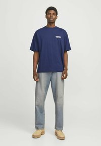 Jack & Jones JORROXBURY TYPE TEE CREW NECK - Apdrukāts T-krekls - ocean cavern