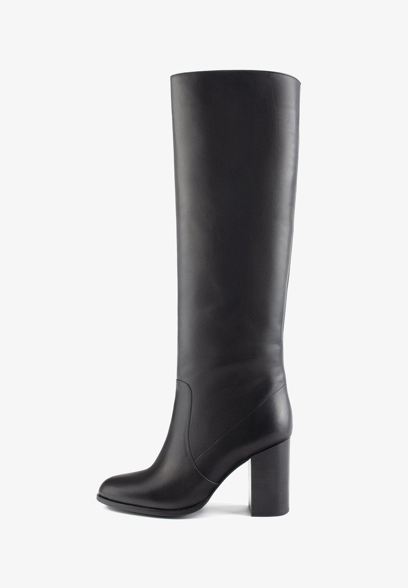 Bottes en cuir noir jusqu'au genou avec une texture lisse, un bout arrondi et un talon carré. Présentent un design de cheville ajusté et un minimum de détails.