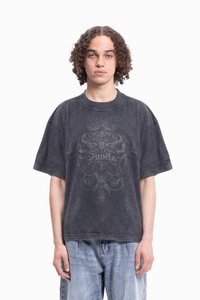Černé oversized tričko s vybledlým grafickým designem, s propracovanými vzory v šedém tónu. Bavlněný materiál a volný střih.