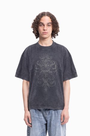 Czarna, oversize t-shirt z wyblakłym wzorem graficznym, złożonym z misternych motywów w odcieniach szarości. Wykonana z bawełny, o luźnym kroju.