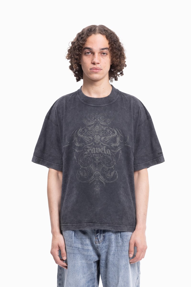 Černé oversized tričko s vybledlým grafickým designem, s propracovanými vzory v šedém tónu. Bavlněný materiál a volný střih.