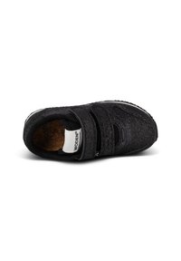 Sneaker nera con tomaia testurizzata, due cinghie in velcro, soletta in sughero e suola in gomma con dettagli bianchi.