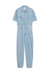 Combinaison en denim bleu clair avec manches courtes, fermeture à boutons sur le devant, deux poches poitrine et taille élastique pour une silhouette ajustée.