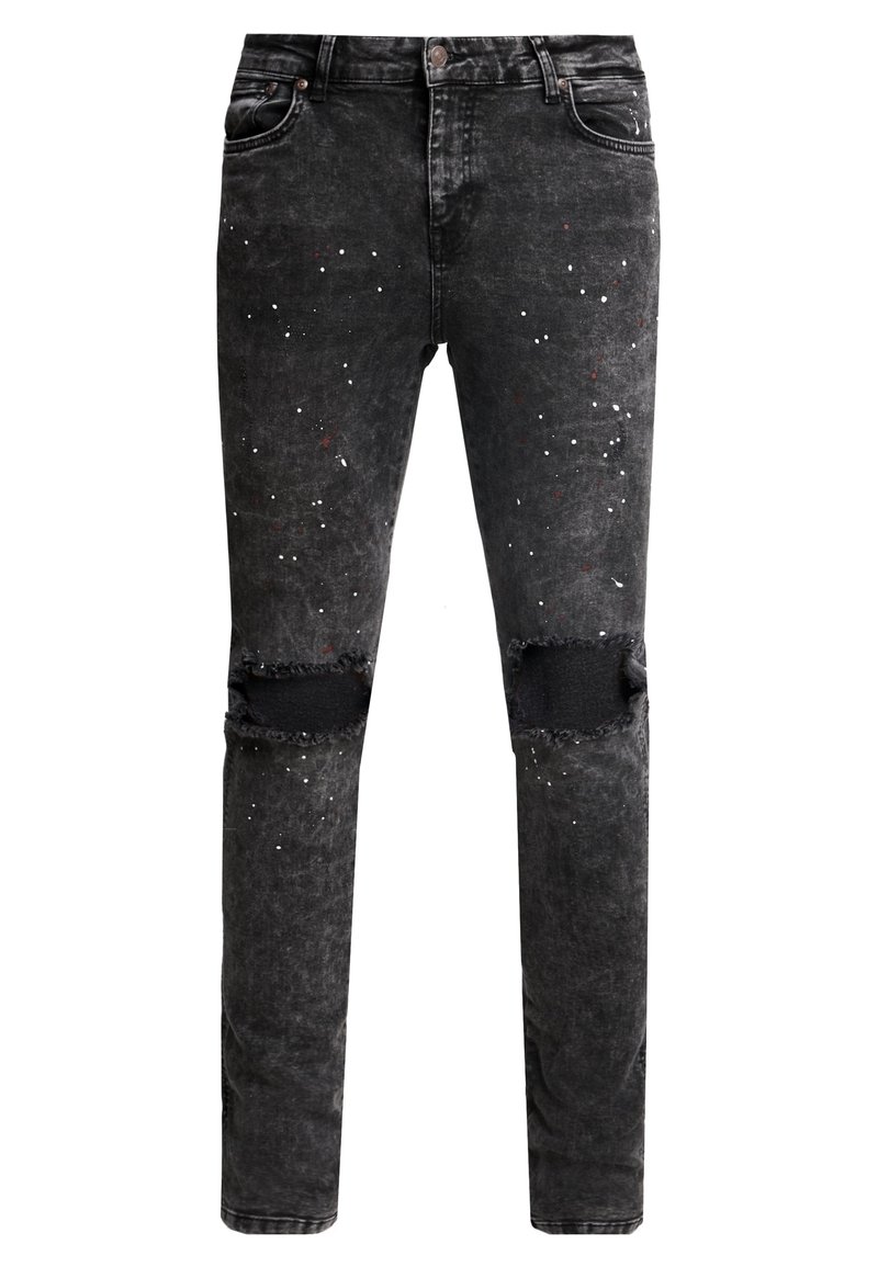 Jeans de denim negro desgastados con salpicaduras de pintura blanca y roja, con rodillas desgastadas y un diseño de pierna recta.