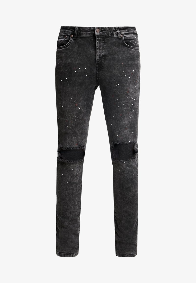 Jeans de denim negro desgastados con salpicaduras de pintura blanca y roja, con rodillas desgastadas y un diseño de pierna recta.