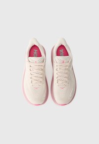 Beige idrettssko med mesh-overdel; rosa detaljer på snorer og såler; rund form; teksturert overflate; reflekterende logodetalj.