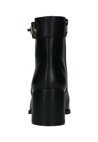 Stivale alla caviglia in pelle nera con tacco quadrato, zip sul retro e cinturino decorativo con fibbia metallica attorno alla parte superiore.