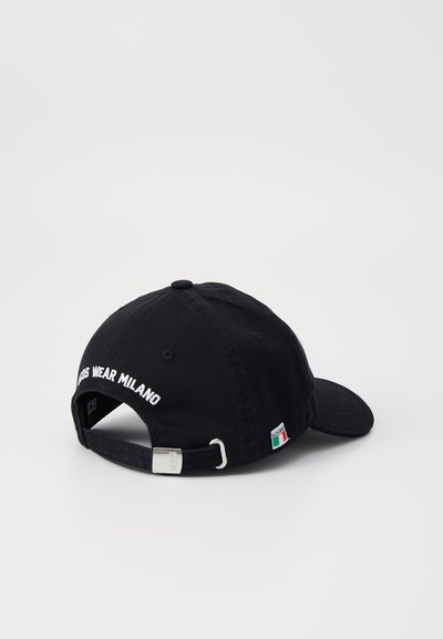 Fekete baseball sapka ívelt karimával, pamut anyagból, állítható pánttal, fehér hímzett szöveggel: „SIDS WEAR MILANO”, valamint egy apró olasz zászló címkével.