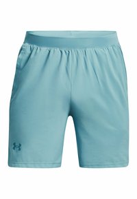 Vaaleansiniset urheilushortsit, jotka on valmistettu sileästä kankaasta. Shortsien vyötärö on joustava ja niissä on kaksi sivutaskua. Vasemmalla puolella on pieni logo.