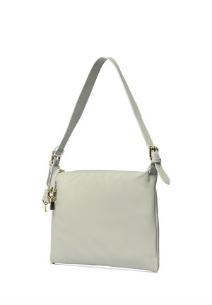 Lichtgrijze leren schoudertas met verstelbare riem, goudkleurige gesp en rits, getoond tegen een witte achtergrond.