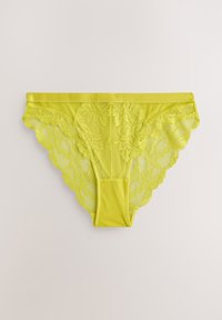 Sous-vêtement féminin style bikini en dentelle jaune avec motifs floraux et bords festonnés sur fond uni.