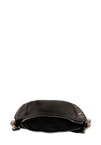 Zwarte leren clutch met een goudkleurige ritssluiting, studs langs de rand en een klein logo-label. Gladde textuur, compacte vorm.