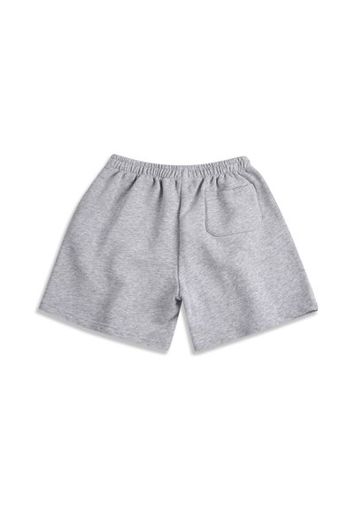 Shorts gris clair à taille élastique avec une poche arrière unique, fabriqués en tissu doux et confortable, vus de dos.