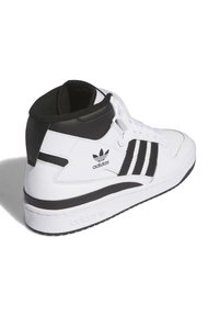Hvide høj-top sneakers med sorte detaljer. Udstyret med tre sorte striber, polstret krave og tekstureret gummisål. Logo på den ydre side.