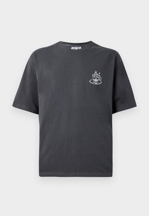 T-shirt gris foncé en coton, avec des manches courtes et un col rond. Elle présente un graphique d'une tasse de café fumante sur la poitrine.
