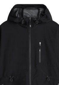 Giacca nera con cappuccio, chiusura zip frontale, due tasche e regolazioni con cordino; include fodera in rete e dettagli con zip brandizzati.