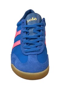 Zapatillas Gola con parte superior de ante y malla azul, rayas rosas, cordones azules y suela de goma. Logo dorado en la lengüeta.