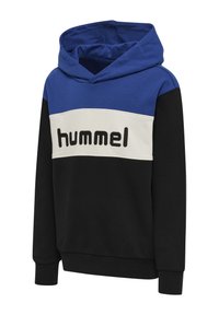 Hættetrøje med blå øverste del, hvid stribe over brystet, sort nederste sektion og "hummel" logo i sort på hvid panel.