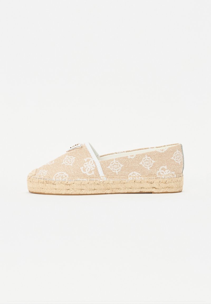 Espadrille beige avec une tige en tissu tissé présentant un motif floral blanc, des inserts latéraux élastiques blancs et une semelle intermédiaire en corde de jute.