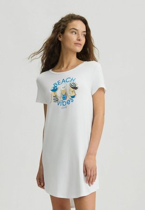 Abito bianco a maniche corte con una grafica colorata "BEACH VIBES" che rappresenta tre figure con cappelli. Tessuto morbido e vestibilità comoda.