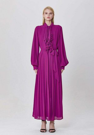 Robe à manches longues plissée en magenta vif, avec un devant froncé et un lien à la taille, faite en tissu léger.