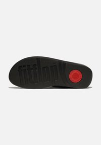 Suola in gomma nera con finitura testurizzata, con il marchio "fitflop" impresso e un accento circolare rosso sul tallone. Design piatto per una facile indossabilità.