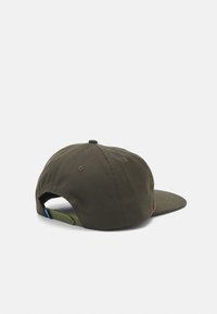 Olivengrønn caps med buet skygge, justerbar snapback-lukking og et lite logomerke på siden. Laget av slitesterk bomull.