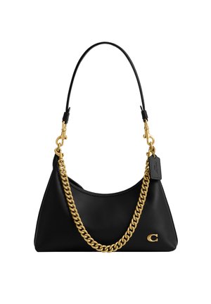 Crna kožna torba za rame s debelim zlatnim lancem, tankim crnim remenom, zlatnim kopčom i malom kožnom oznakom pričvršćenom sa strane.