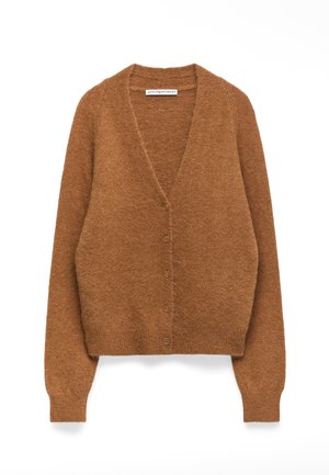 Brązowy, puszysty kardigan z długim rękawem i głębokim dekoltem w kształcie V, zapięcie na guziki z przodu oraz ściągacze na rękawach. Miękka faktura i przytulny wygląd.