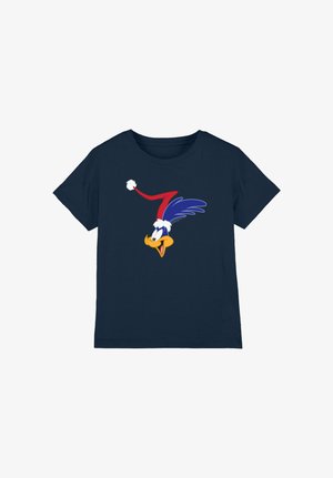 Dunkelblaues T-Shirt mit einem Comicvogel, der einen rot-weißen Hut trägt. Der Vogel hat einen gelben Schnabel und blaue Flügel sowie einen verspielten Gesichtsausdruck.