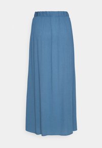 Blå maxikjol med en samlad elastisk midja, lättviktigt tyg och en mjuk textur med rakt snitt.