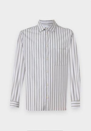 Košela na gombíky vo svetlošedej farbe s bielymi vertikálnymi pruhmi, dlhými rukávmi, golierom, jednou náprsníkovou kapsou a nenápadnou textúrou.