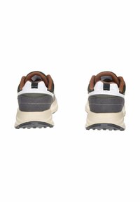 Sneaker da uomo caratterizzati da una combinazione di mesh grigio scuro e bianco, dettagli marroni e una suola spessa di colore crema con un battistrada nero testurizzato.