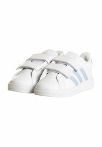 Scarpe da ginnastica bianche con strisce blu, dotate di una parte superiore in sintetico liscio, doppie cinghie in Velcro e una suola testurizzata per migliorare la presa.