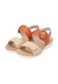 Sandales avec une sangle en suède beige et un bracelet de cheville en cuir orange doté d'une boucle ronde. Semelle texturée avec un motif géométrique.