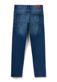 Donkerblauwe spijkerbroek met een recht silhouet, zichtbare stiksels en twee achterzakken. Beschikt over een bruine leren tailleband patch.