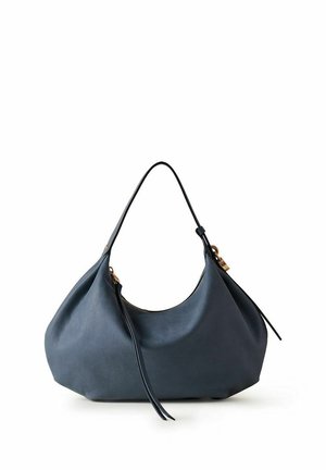 Borsa a mano in pelle blu scuro morbida con una singola tracolla, ferramenta dorata e lunghe cerniere in pelle su sfondo bianco.