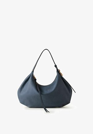 Borsa a mano in pelle blu scuro morbida con una singola tracolla, ferramenta dorata e lunghe cerniere in pelle su sfondo bianco.