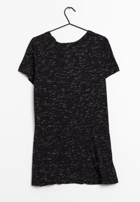 T-shirt noir à manches courtes suspendu à un crochet, présentant un motif texturé avec des éclats gris clair, un col rond et un ourlet légèrement courbé.
