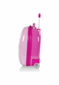 Roze harde koffer met glanzende afwerking, uitschuifbare hengsel en twee doorzichtige wielen. Beschikt over een ritsluiting en een afgerond ontwerp.